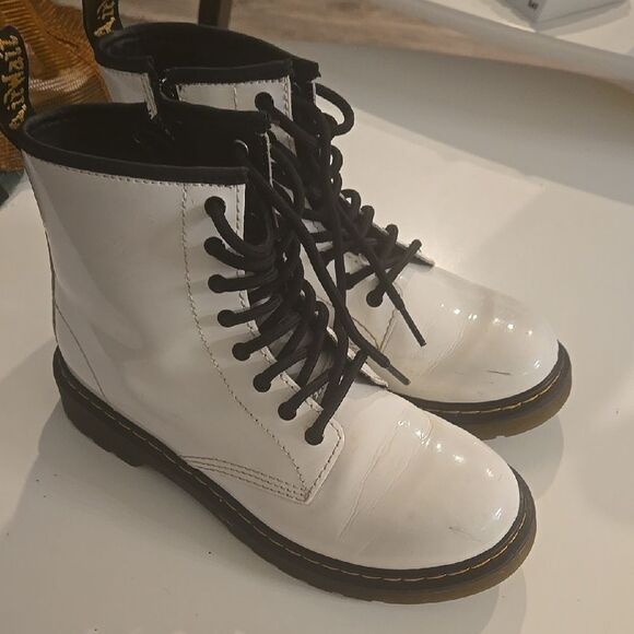 White and Black Combat Moto Boots with Rugged Design - Picture 7 of 9